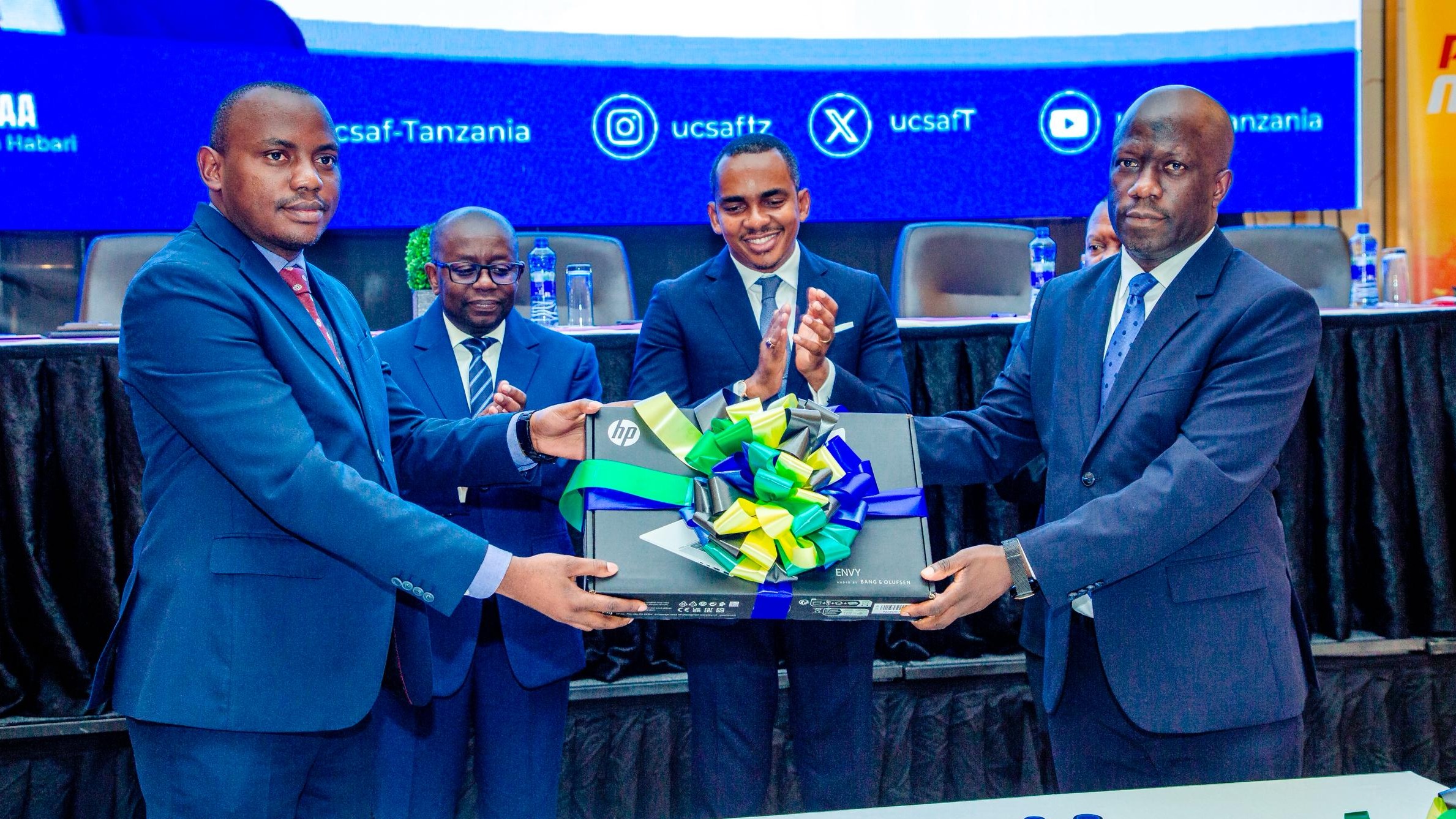UCSAF YAKABIDHI VIFAA VYA TEHAMA KWA SHIRIKA LA POSTA TANZANIA