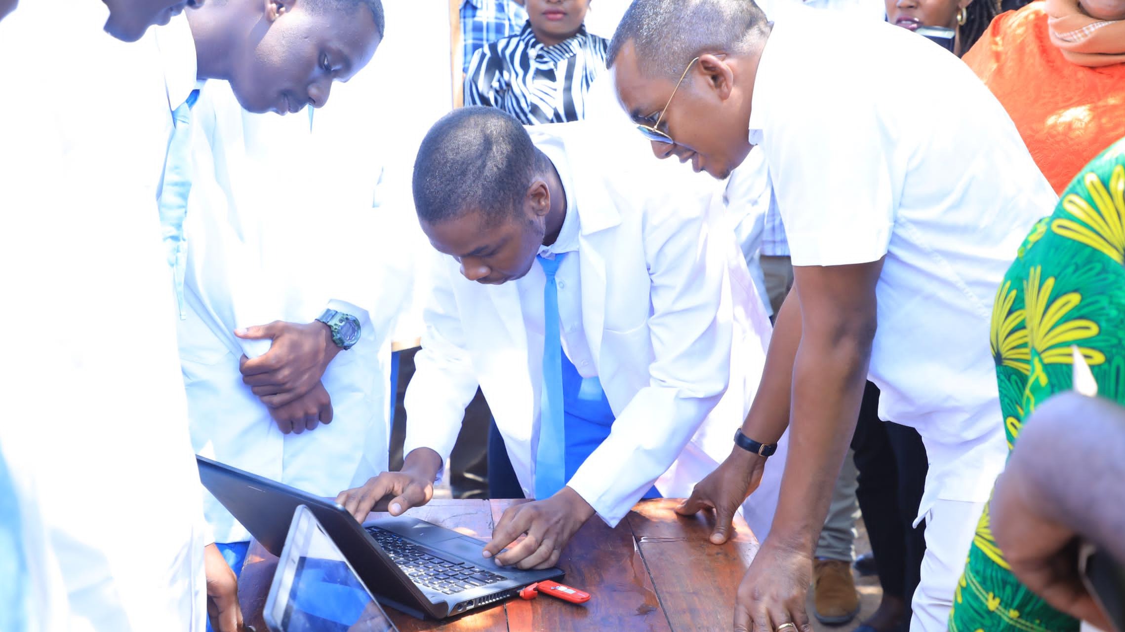 WAZIRI SILAA AAGIZA SHULE YA LULUMBA KUPATIWA VIFAA VYA TEHAMA